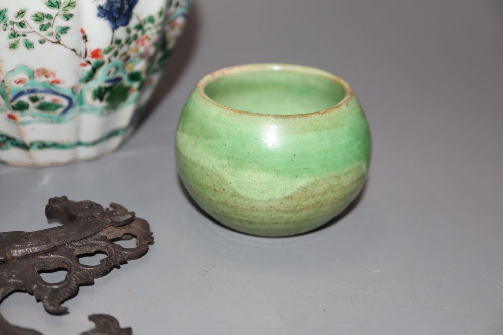 A Chinese famille verte teapot (a.f.) and four other Chinese pieces, tallest 13cm